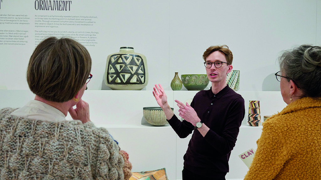clay guide viser rundt på museet