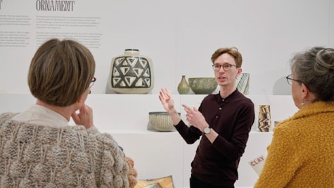 clay guide viser rundt på museet