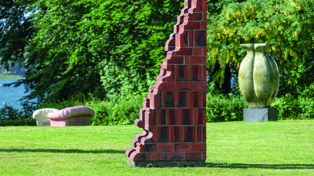 Skulptur ses i Clays skulpturpark
