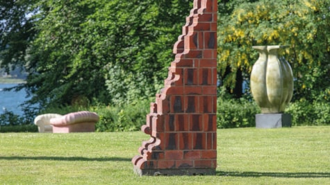 Skulptur ses i Clays skulpturpark