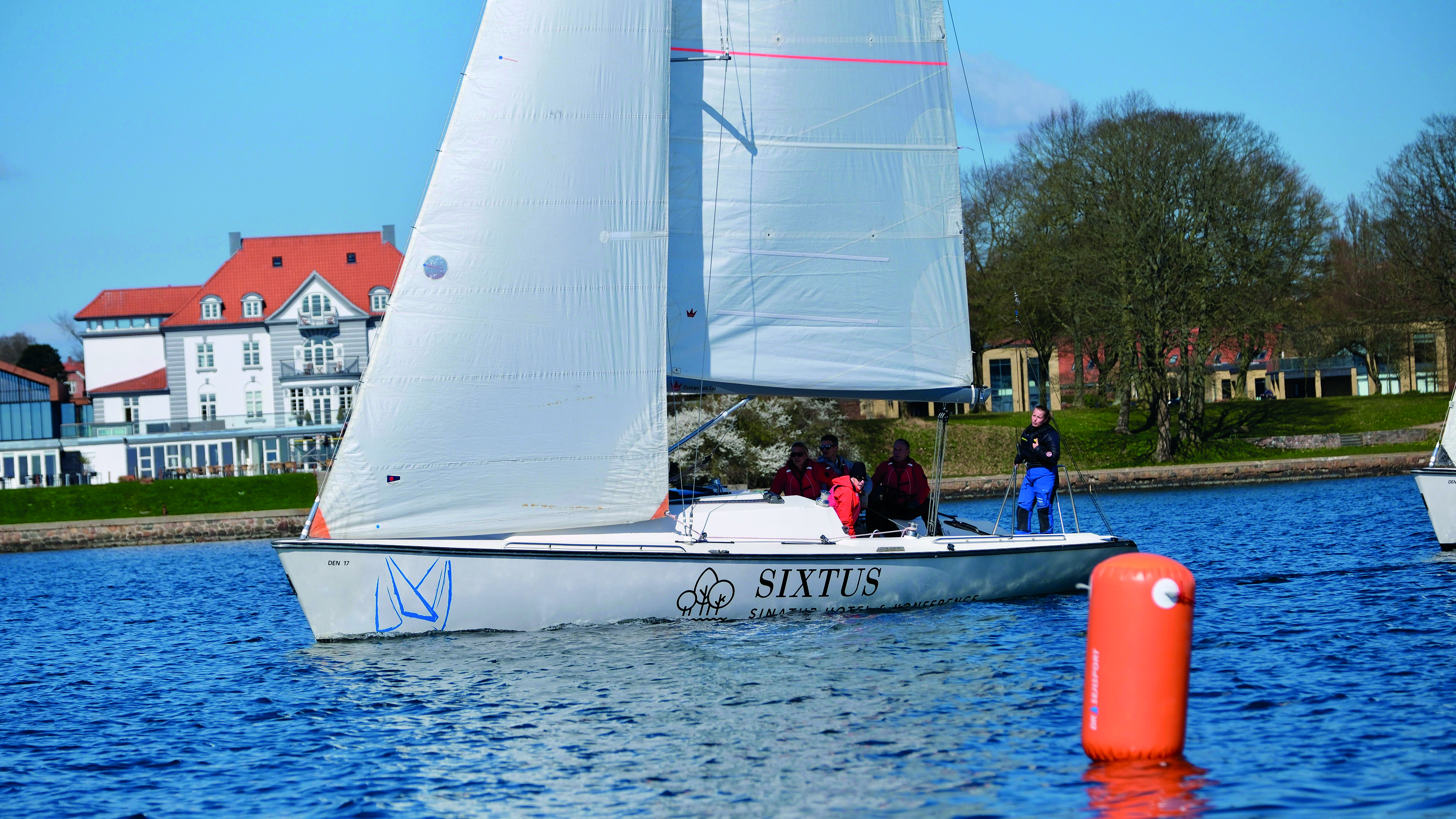 Matchrace sejlbåd foran hotel Sixtus