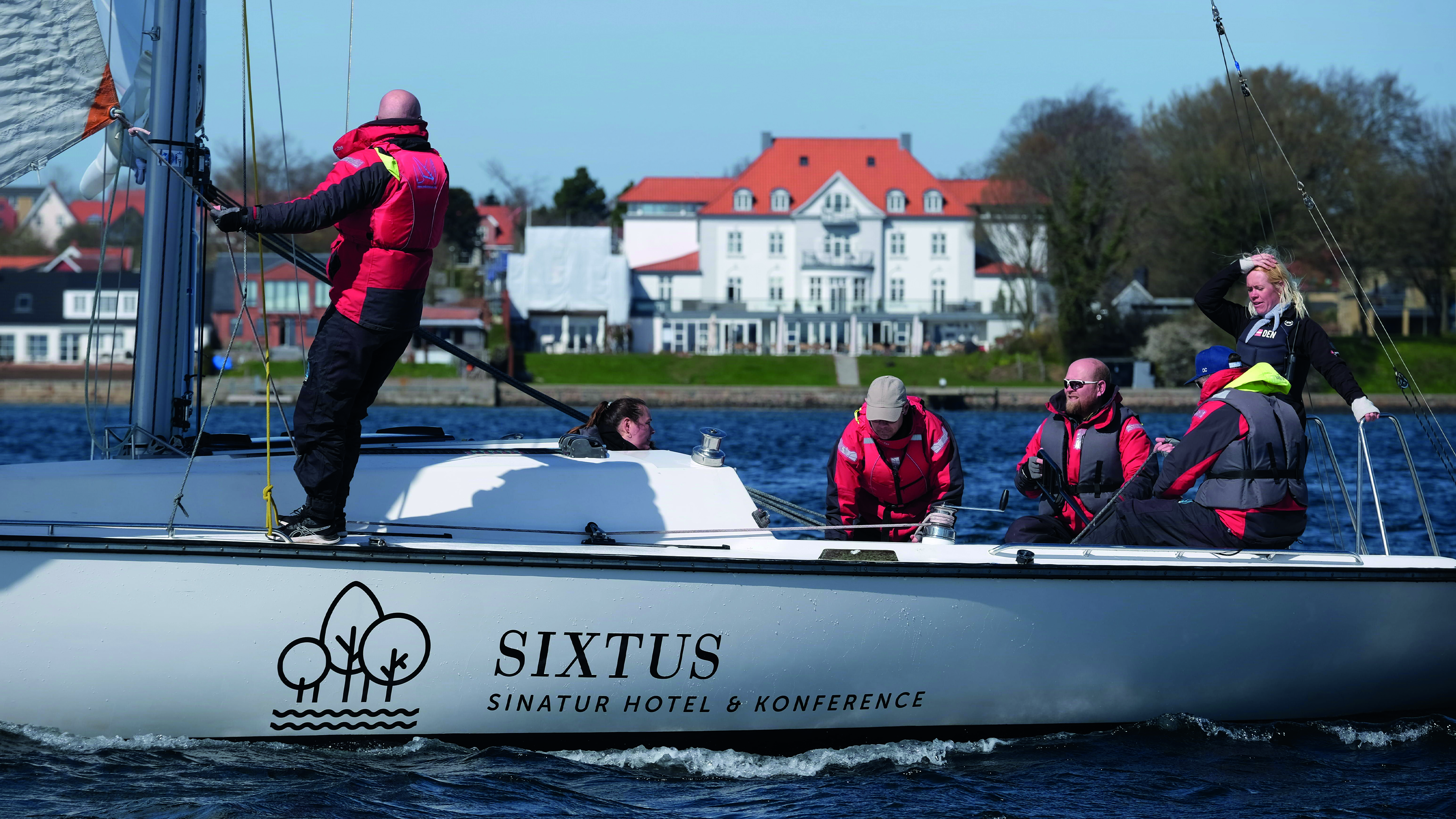 Matchrace sejlbåd foran hotel Sixtus