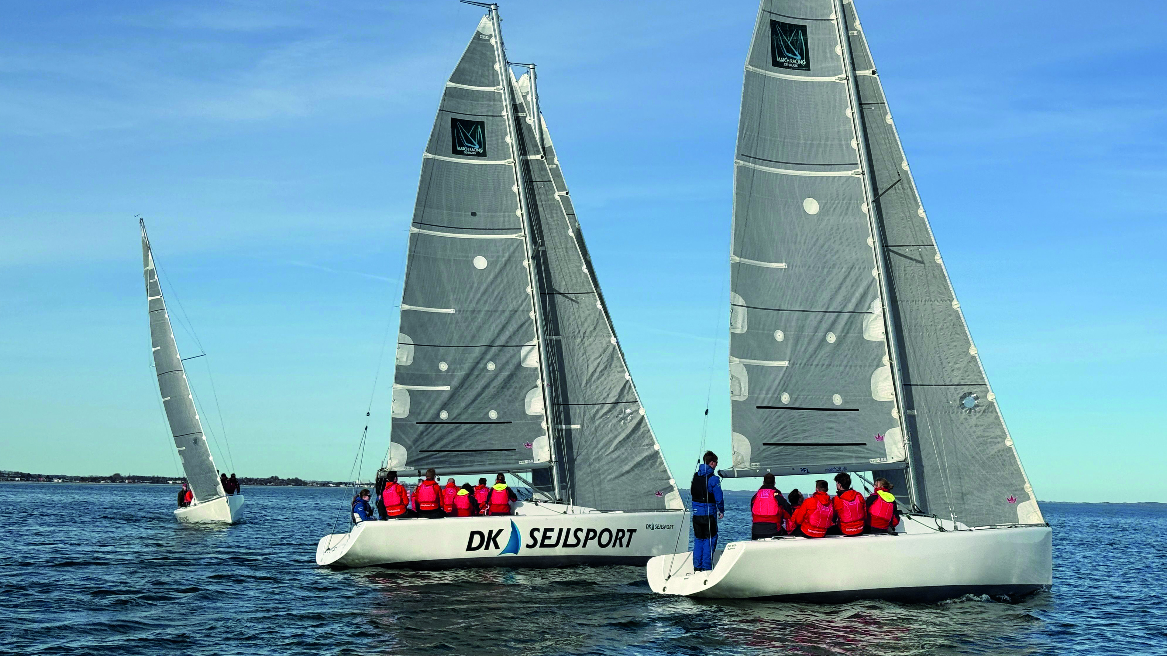 tre sejlbåde fra matchrace sejler på Lillebælt