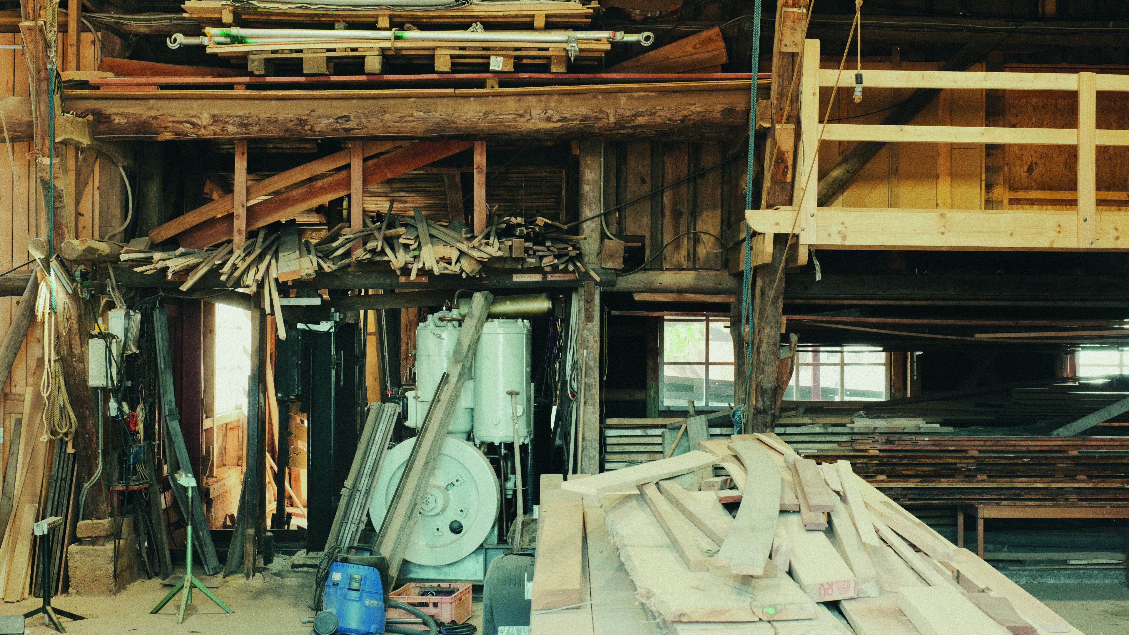 The Lillebælt shipyard seen from the inside. A lot of wood and machines fill the room