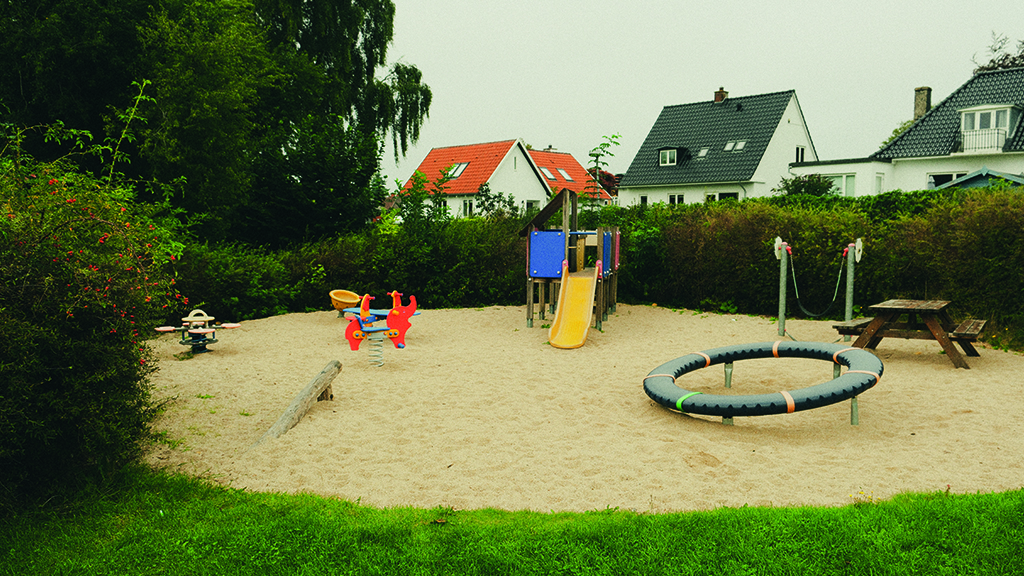Spielplatz mit Schaukel, Rutsche und Sand
