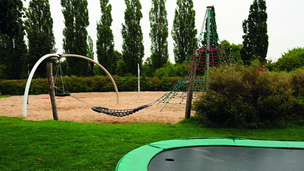 Hängematte, Klettergerüst und Trampolin