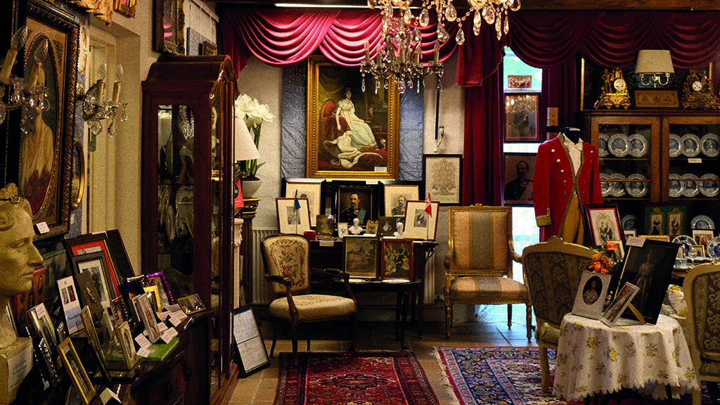 exhibition of porcelain, pictures, and royal portraits