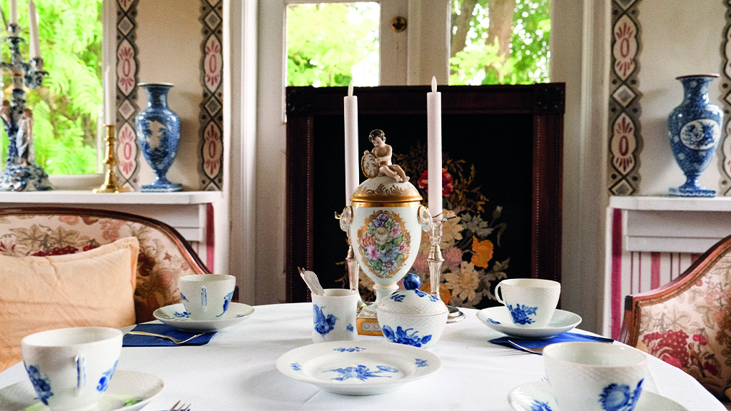 Cafe i Humlemagasinet. Der er dækket op med gammelt porcelæn og indrettet med gamle genstande og møbler