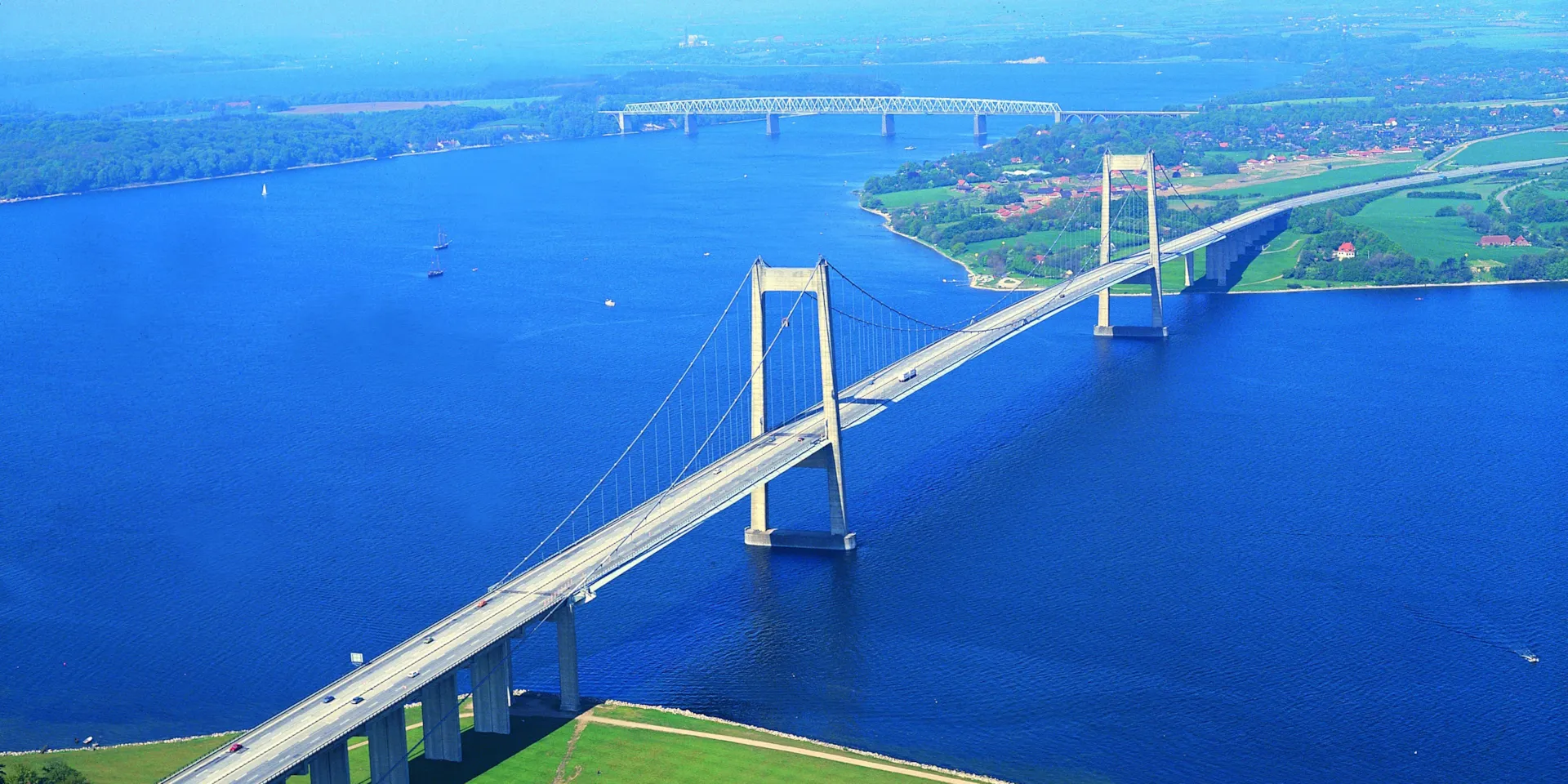 Nye Lillebælts bro
Middelfart
Arkitektur
Bro
Indviede af Kong Frederik IX
Danmarks første hængebro. 
To brotårne
Forbinder Fyn med Jylland.