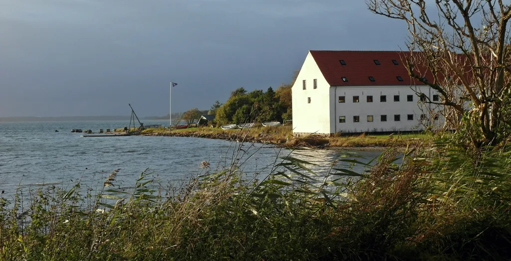 Ronæsbro Gl. Købmandsgård i bunden af Gamborg Fjord