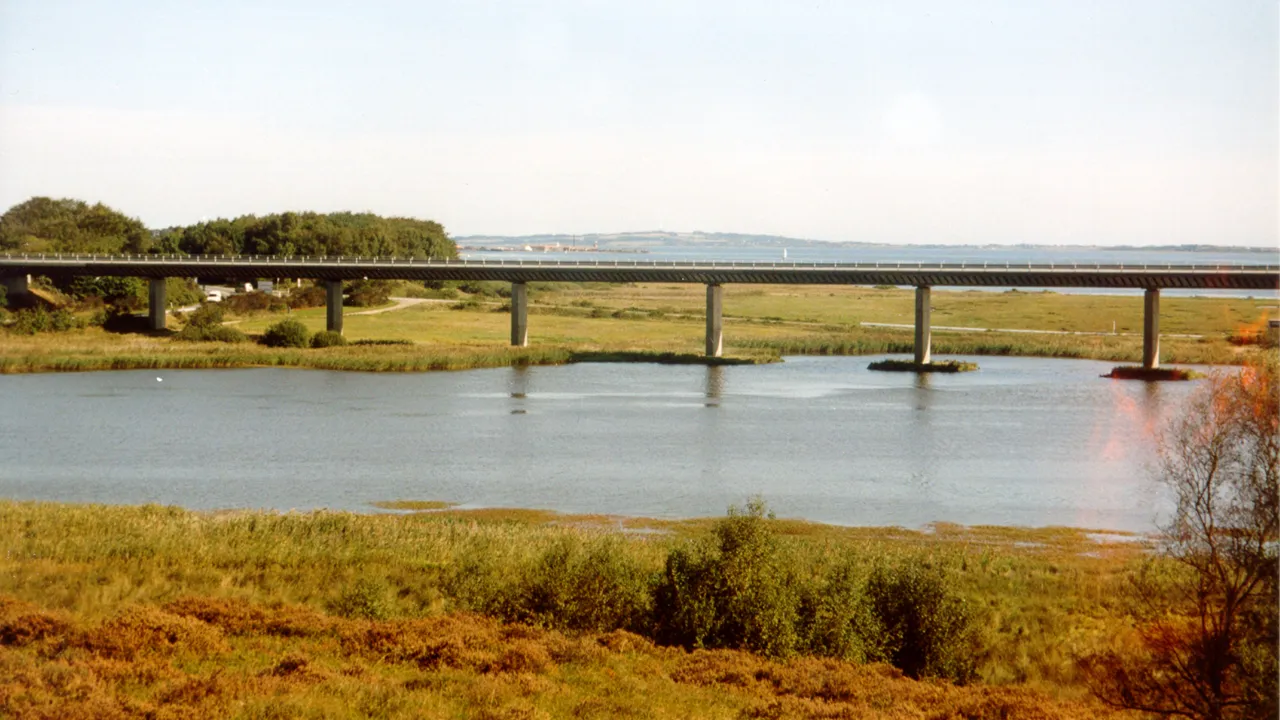Legind Sø med bro