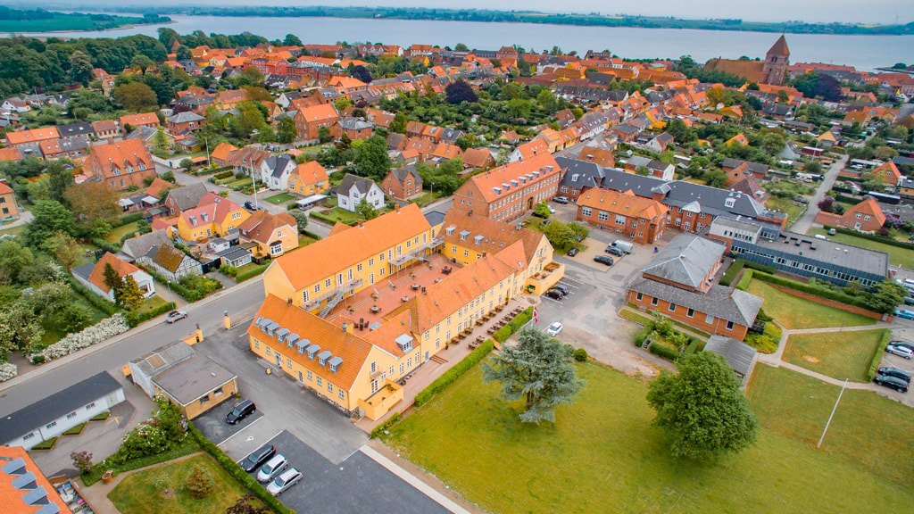 Dronefoto-fra-nord-3000x2000-Bookingcom-low