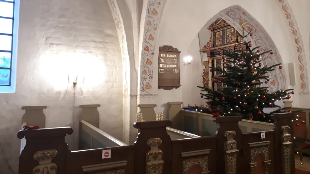 Mern kirke blik mod dåbskapellet med juletræ - Claudia Ziehm