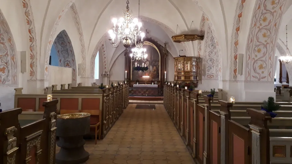 Mern kirke hovedskib blik mod alter med adventskrans - Claudia Ziehm