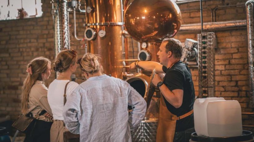 Radius Distillery - Feriepiloterne får rundvisning