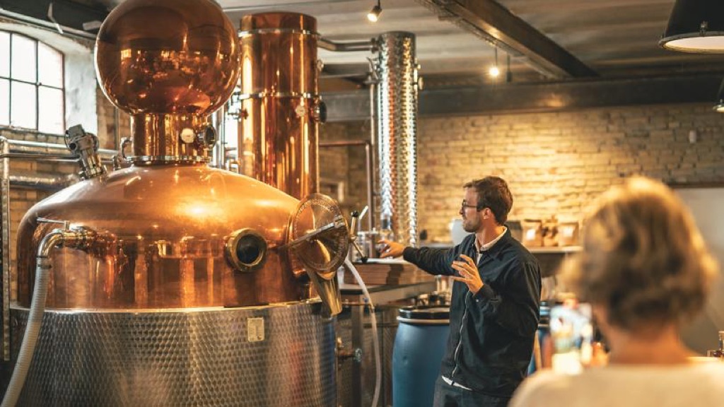 Radius Distillery - Camilla og Hanne får rundvisning