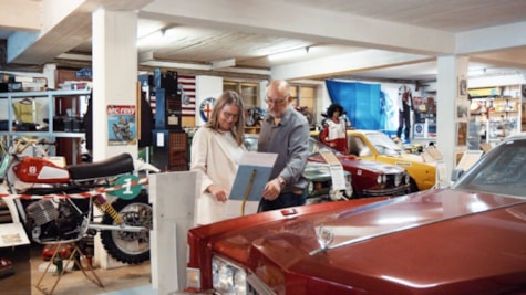 Næstved Automobilmuseum par læser på skilt ved bil