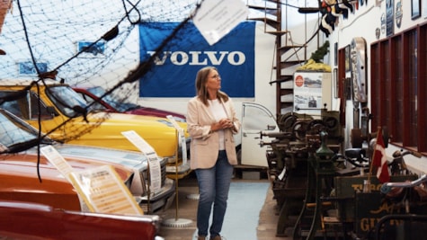 Næstved Automobilmuseum kvinde kigger på udstilling