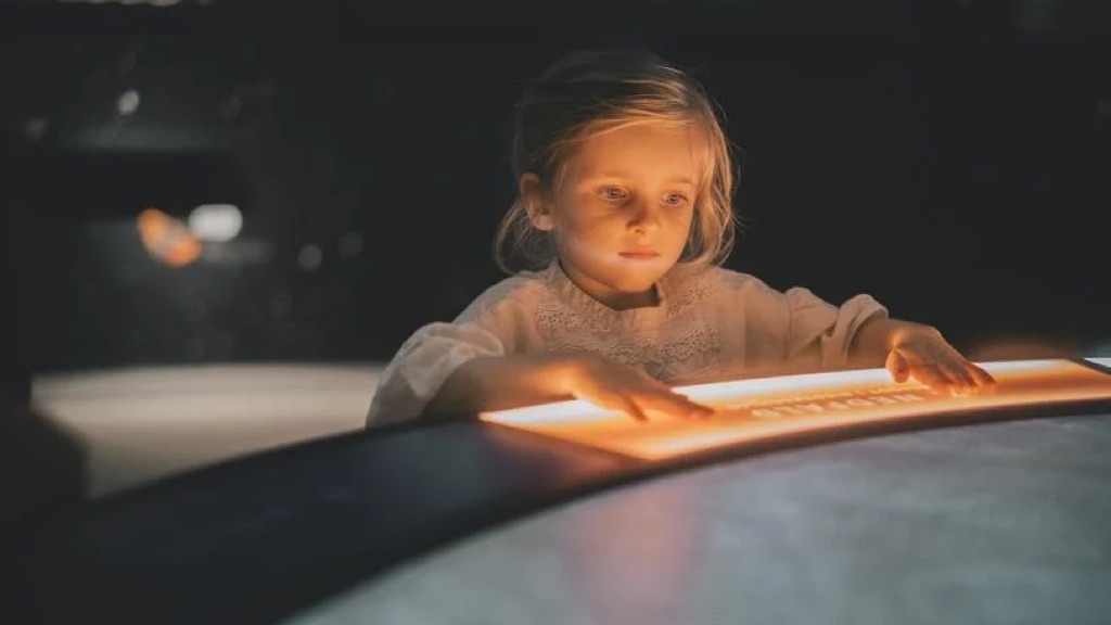 Stevns Klint Experience - Pige ved udstilling