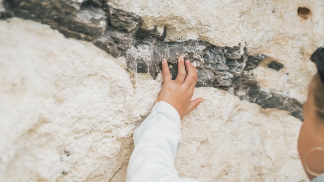 Stevns Klint - Kvinde undersøger fiskeler