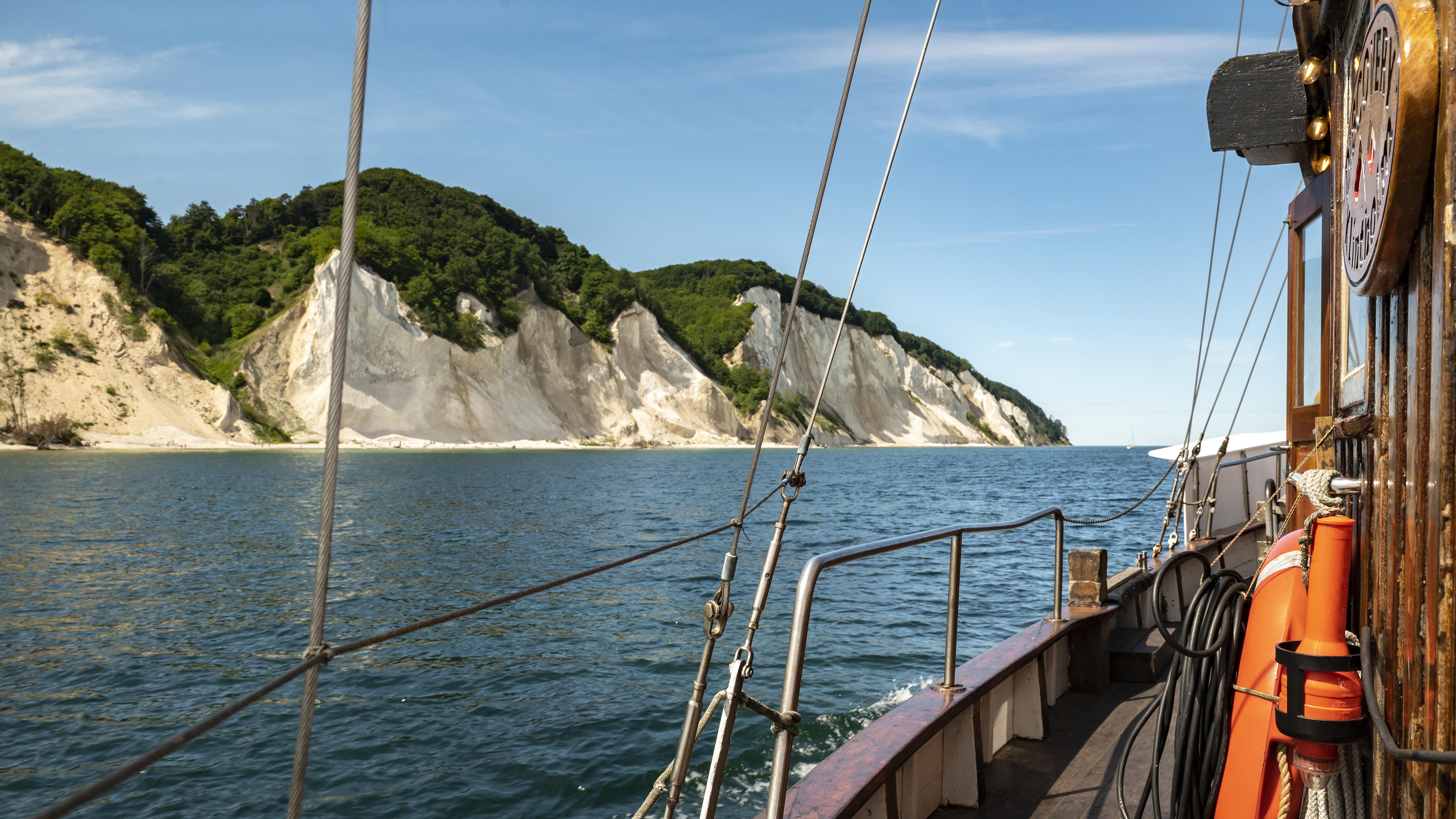 View of Møns Klint from the sightseeing boat Discovery