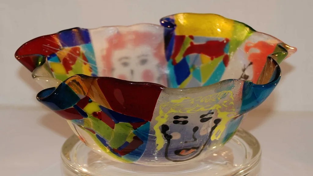 Glasskål med mange farver og ansigter af Birgit Lenk-Hansen