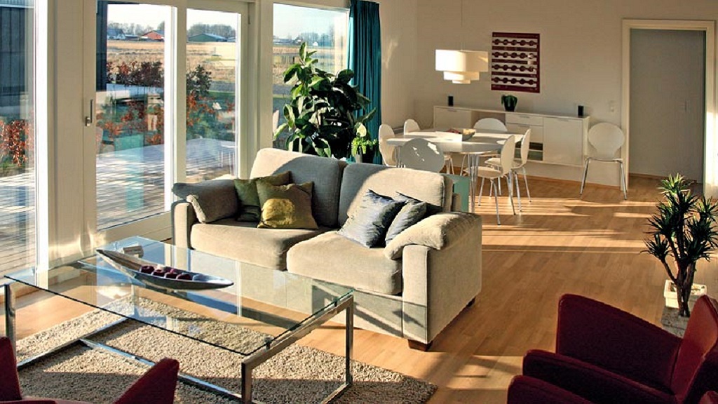 Living room and kitchen in the open plan layout at the holiday homes in Bogense Golfklub
