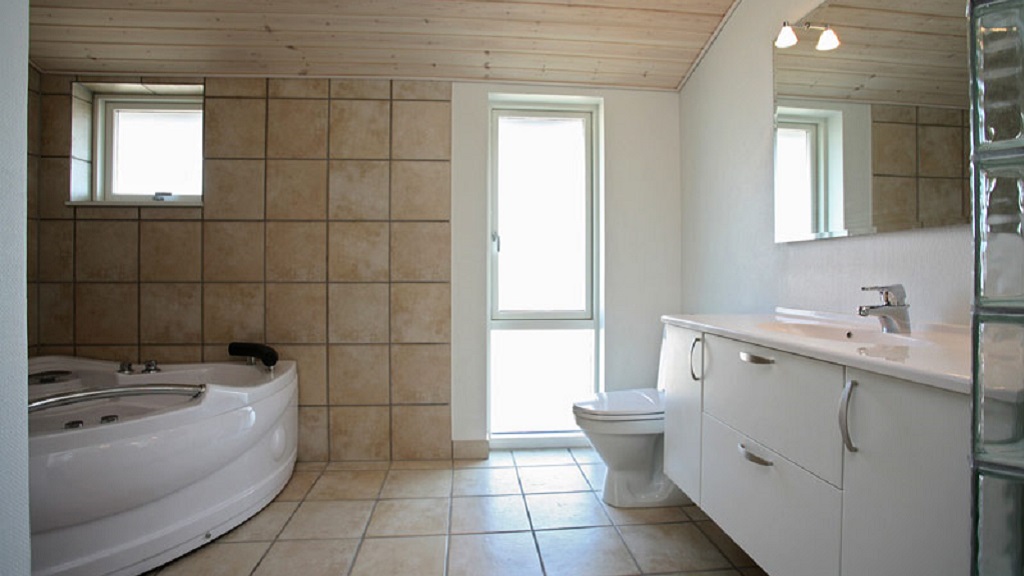 The bathroom in one of the holiday homes at Bogense Golf Club