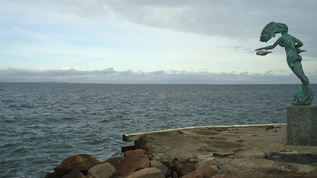 The mermaid Elle in Bogense looks out over the sea from the outer pier