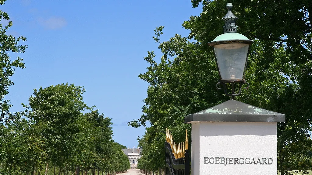 Entrance to the avenue up to Egebjerggård