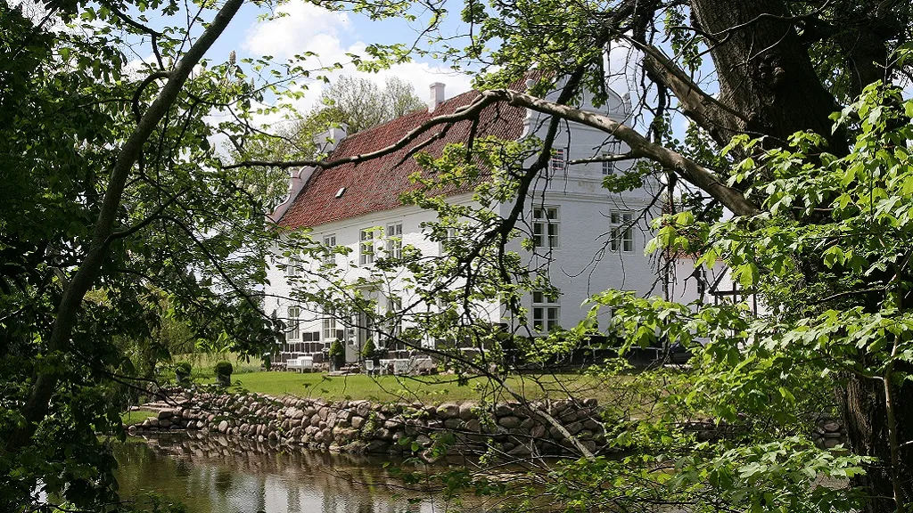 Den hvide hovedbygning i Kørup Slot