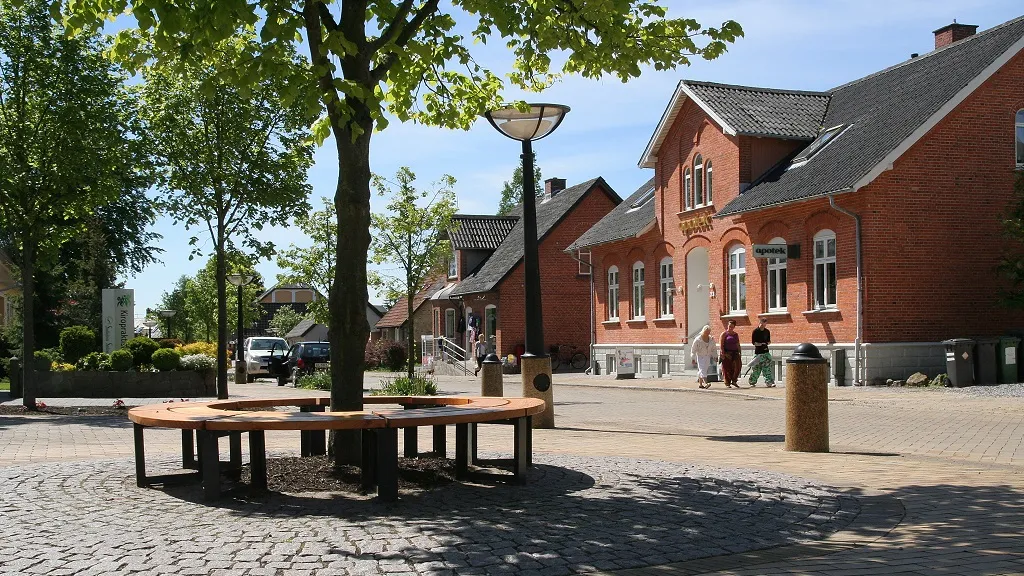 Ved bænken på den hyggelige plads på hovedgaden i Søndersø