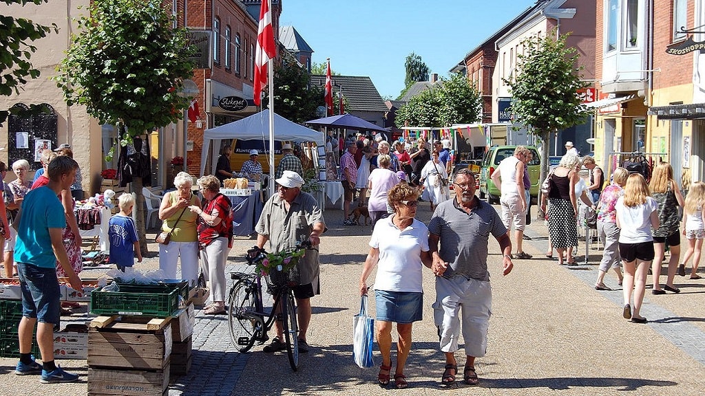 Markttag in Otterup mit vielen Menschen auf der Straße