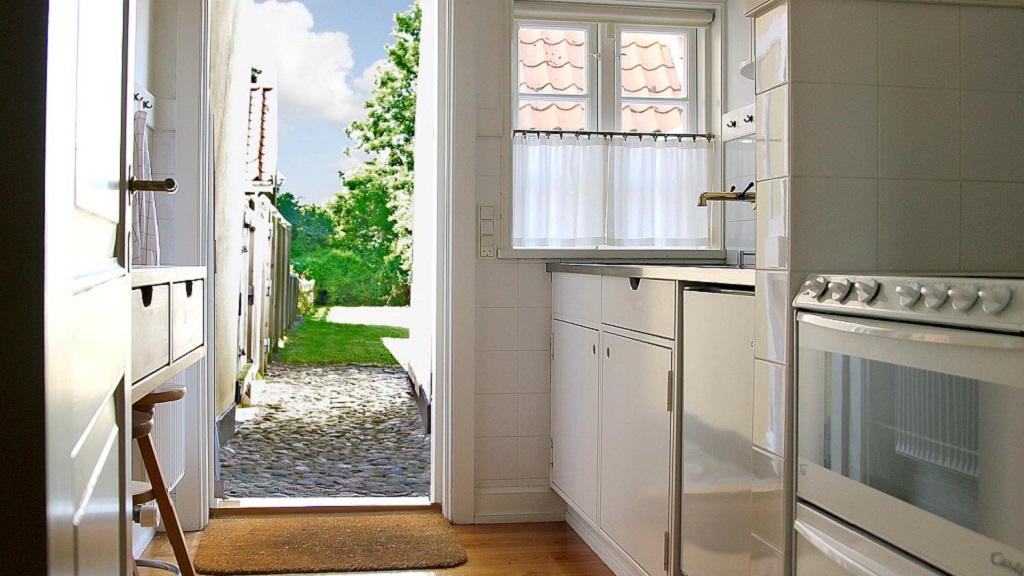 Von der Küche aus können Sie von diesem Ferienhaus am Torvet in Bogense direkt in den Garten gehen