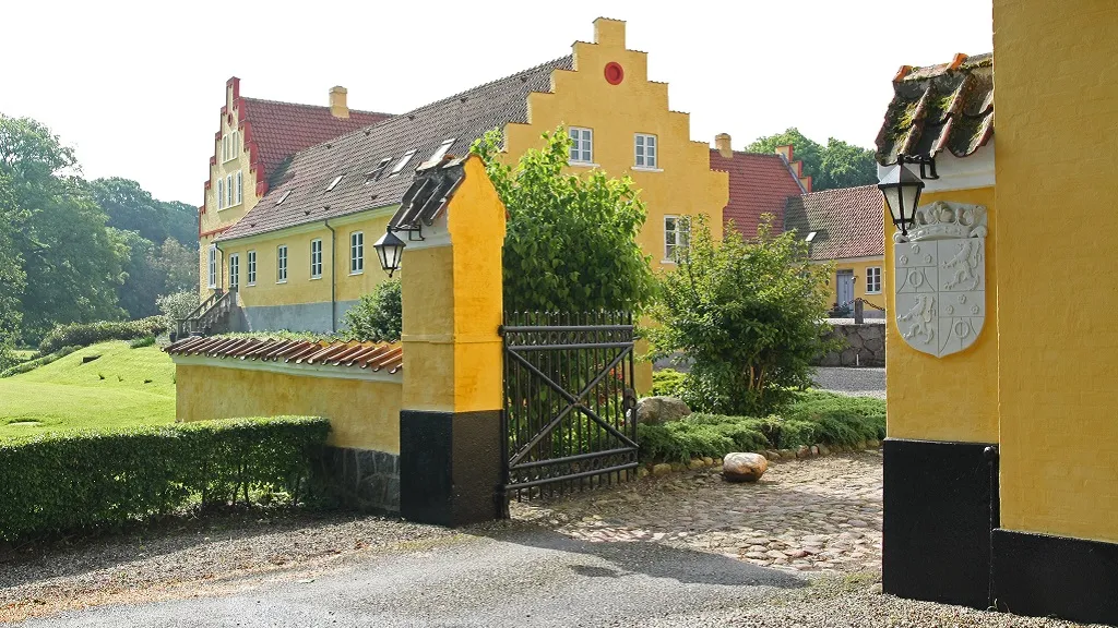 The entrance gate to Elvedgaard