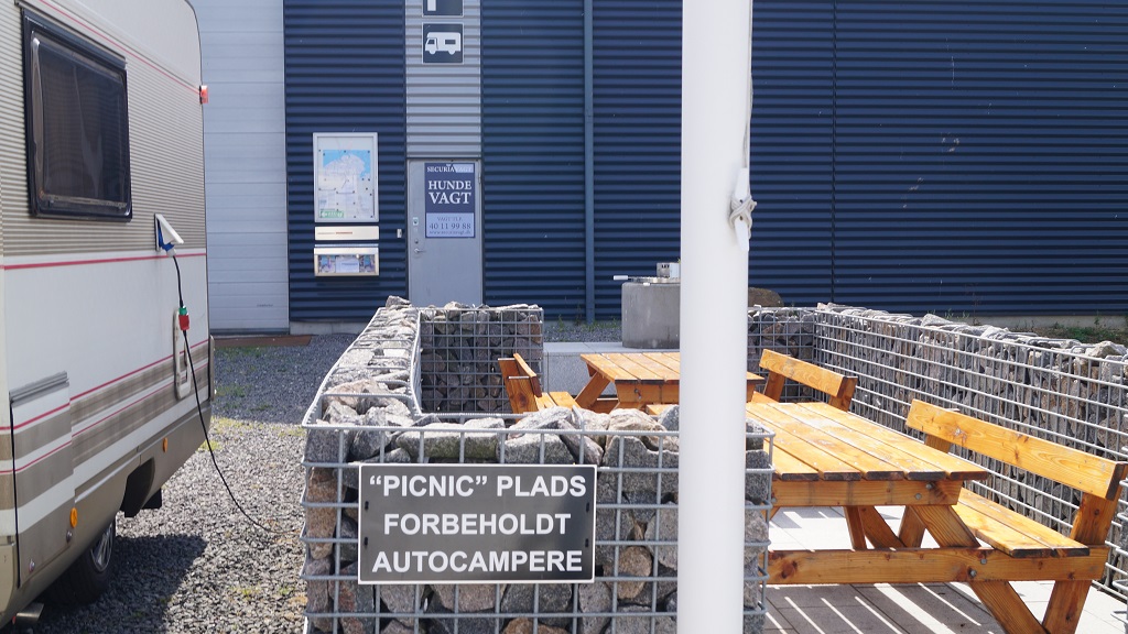 Auf dem Wohnmobilstellplatz am Hafen von Bogense stehen Ihnen Picknicktische und Grills zur kostenlosen Nutzung zur Verfügung