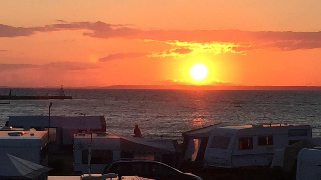 Solnedgang over havet set fra campingpladsen Kyst Camping Bogense