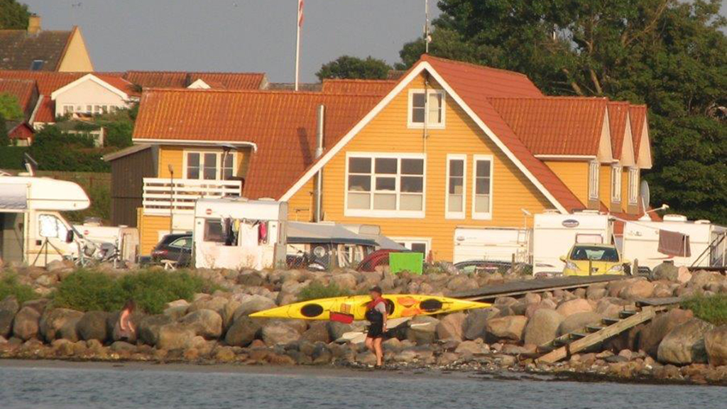 Kyst Camping Bogense ligger helt ud til vandet ved Bogense Havn