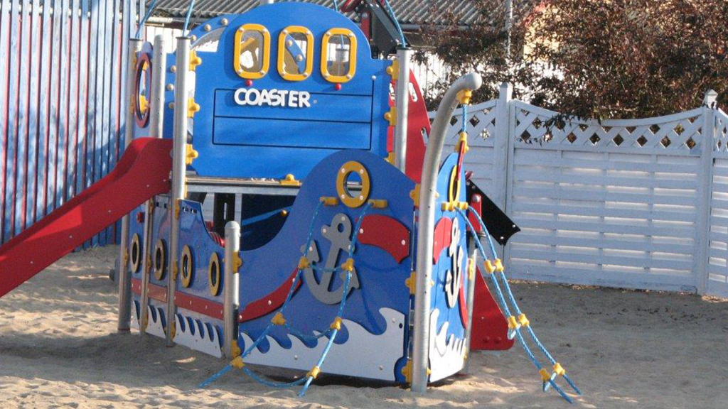 Båd med rutchebane på legepladsen ved Kyst Camping Bogense