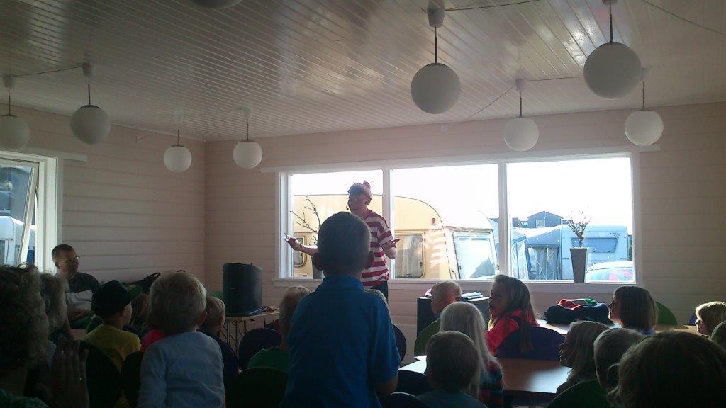 Underholdning for børnene i fælleslokalet på Kyst Camping Bogense