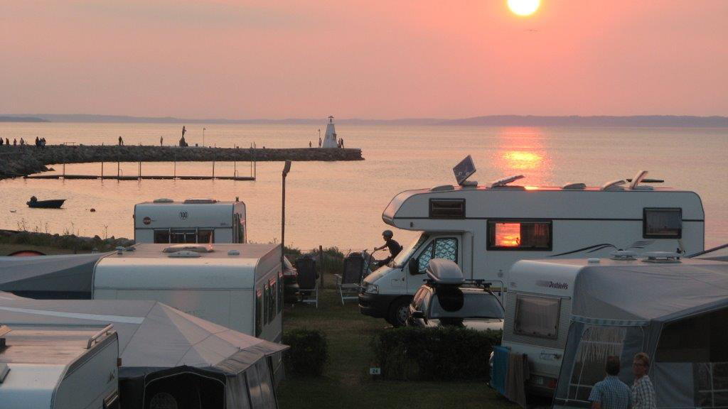 udsigt til solnedgang over Bogense Havn og campingpladsen Kyst Camping Bogense