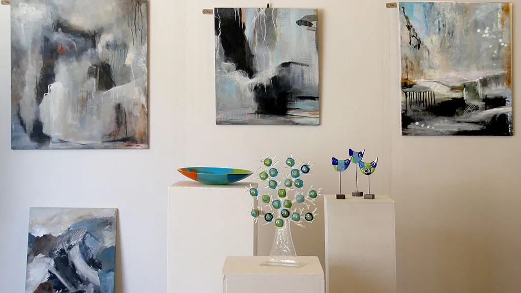 Malerier, vaser og glasfigurer på Kunstgården