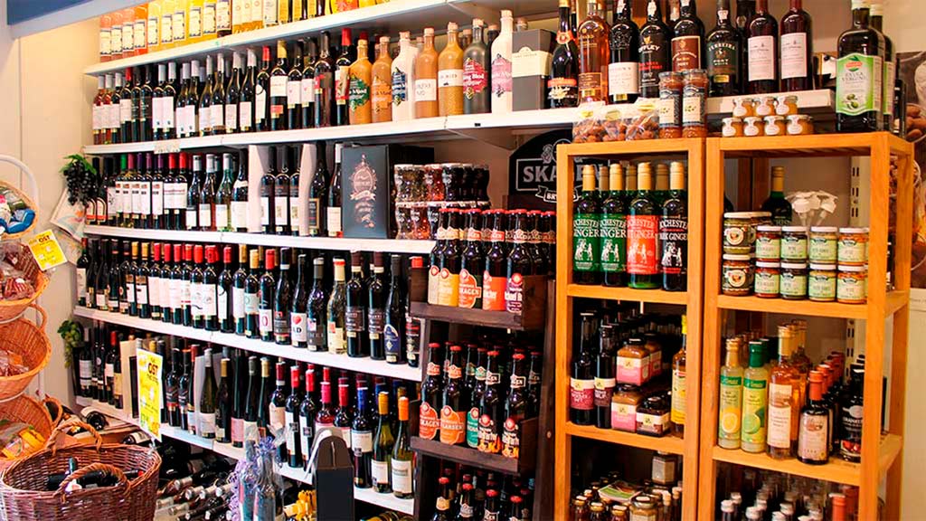 Großes Weinregal im Laden Ostehuset in Otterup