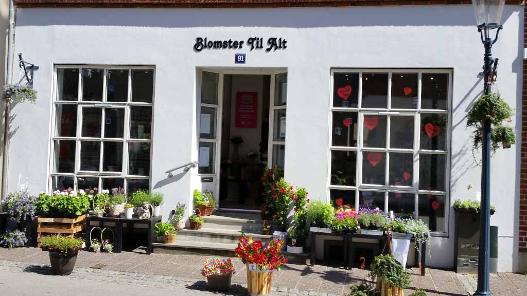 Viele Blumen und Pflanzen vor dem Laden Blomster til Alt in Bogense