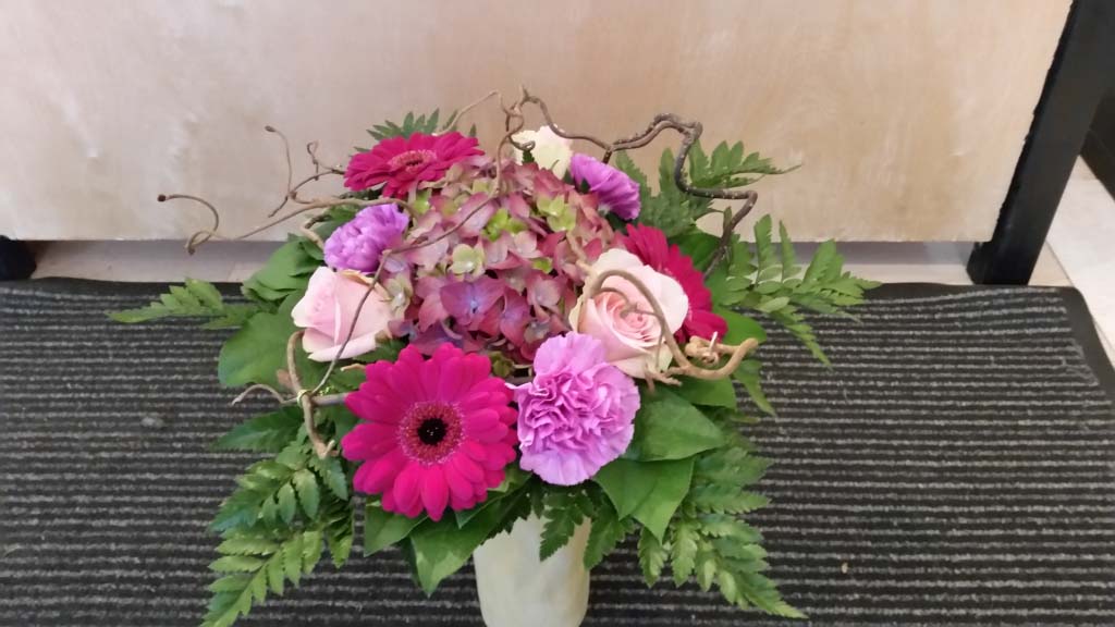 Wunderschöner Blumenstrauß aus rosa, lila und weißen Blumen aus dem Geschäft auf Nordfyn