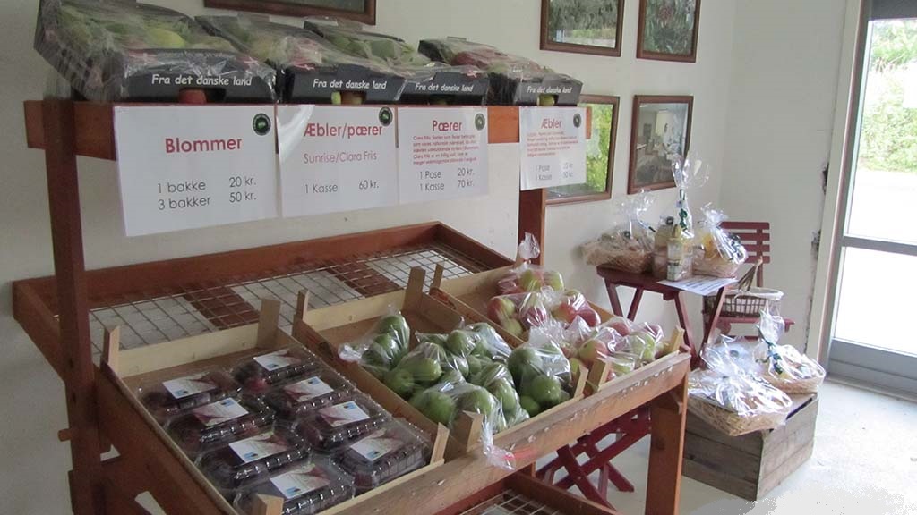 Der Obstgarten-Hofladen Egeby hat jede Menge Obst in den Regalen