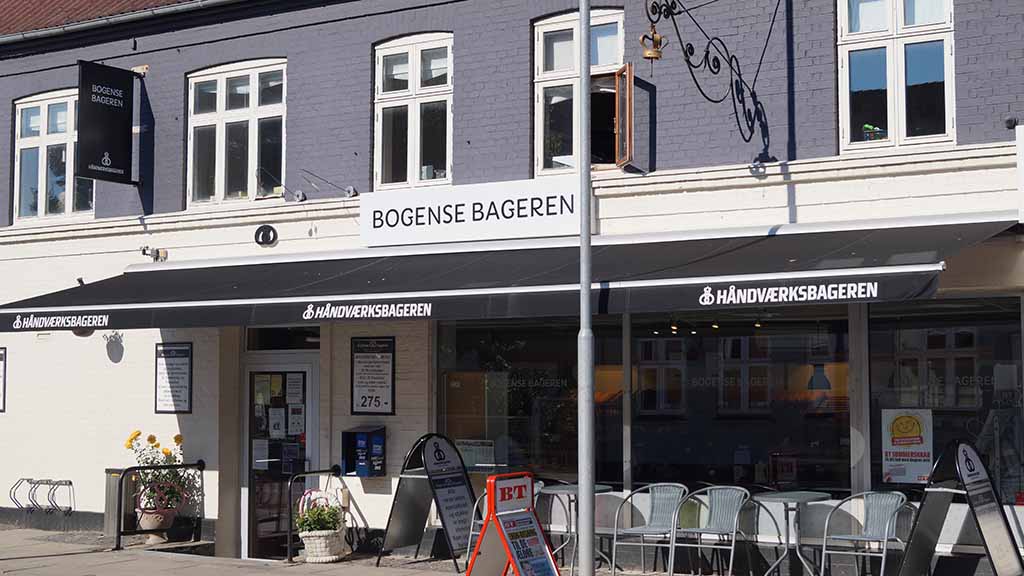 Cafe tables and chairs in front of Bogense Bageren