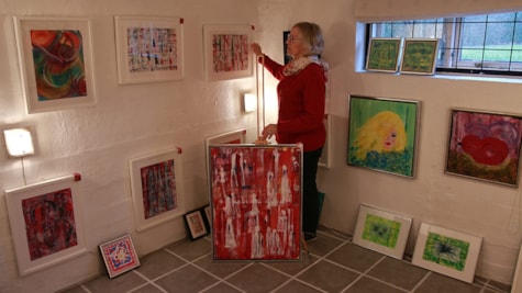 Художниця Соня Фогед зі своїми роботами
