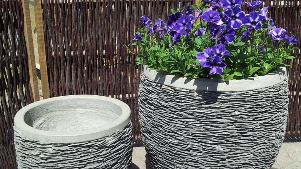 Graue Blumentöpfe von Dansk Krukkeservice können sowohl draußen als auch drinnen verwendet werden