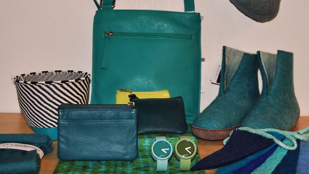 Bro Gårdbutik Taschen und andere Accessoires in den Farben Türkis